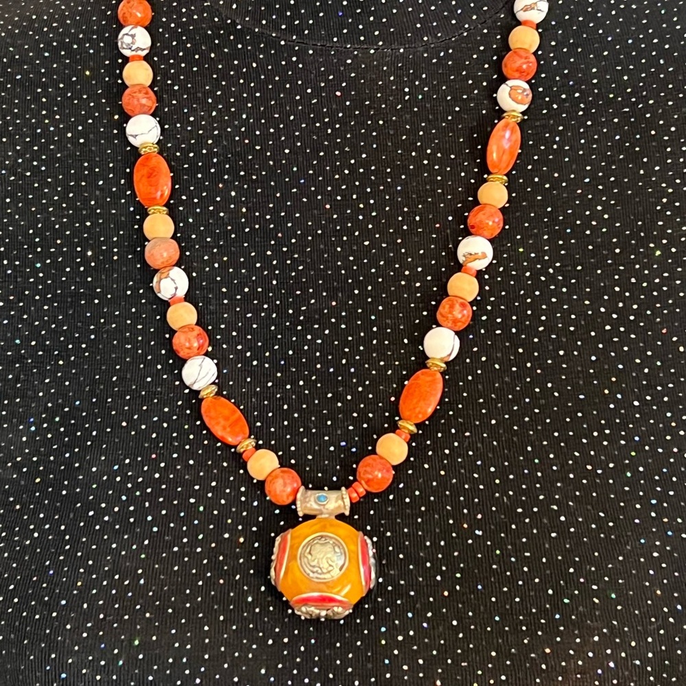 Handmade Bead & Stone w/1” Medallion, 25” Corral & White w/Gold Spacers NWOT